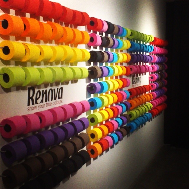 Mur de rouleaux de papier toilette de couleurs Renova