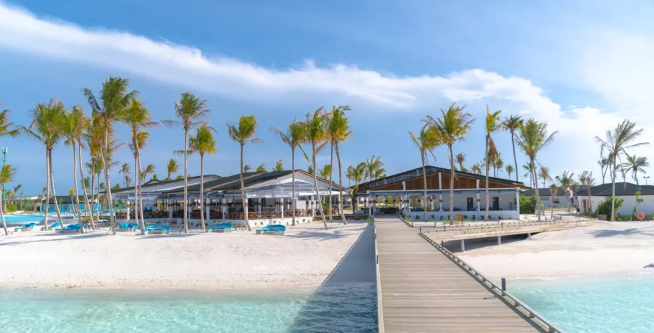 Ponton à l'entrée de l'hotel aux Maldives dans l'atoll de Malé nord