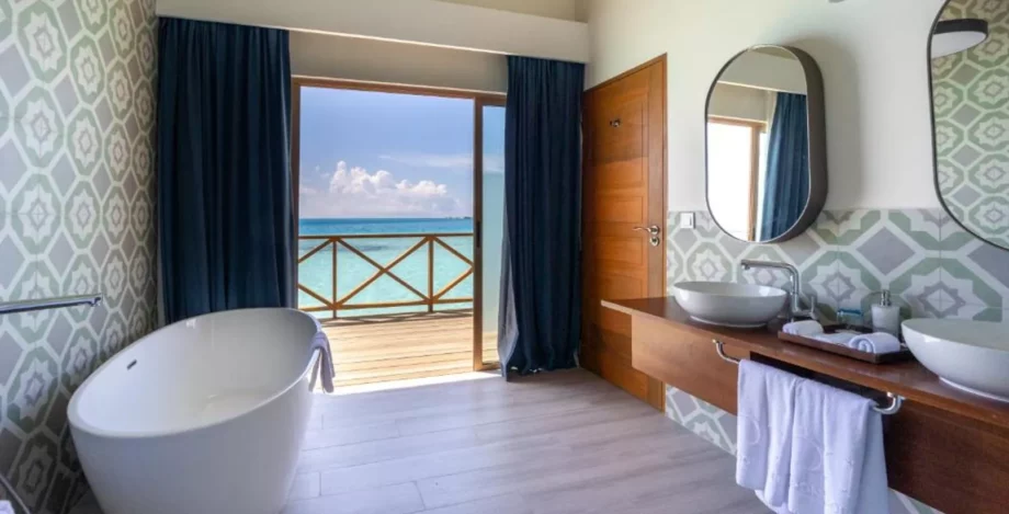 Chambre d'hotel : salle de bain avec vue sur mer aux Maldives dans l'atoll de Malé nord